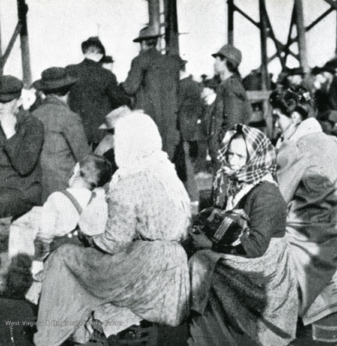 Group of Italian women migrating to the U.S.